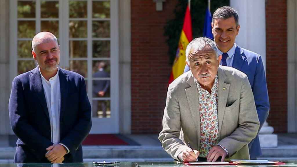 Unai Sordo (líder de CCOO) y Pepe Álvarez (de UGT) junto a Pedro Sánchez.