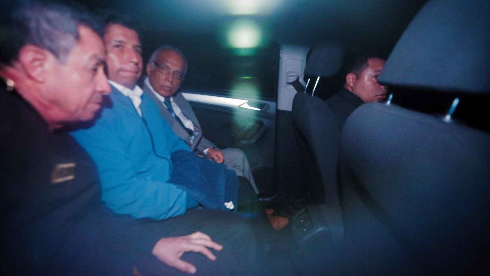Pedro Castillo, conducido a una comisaría tras ser detenido en Lima, Perú.
