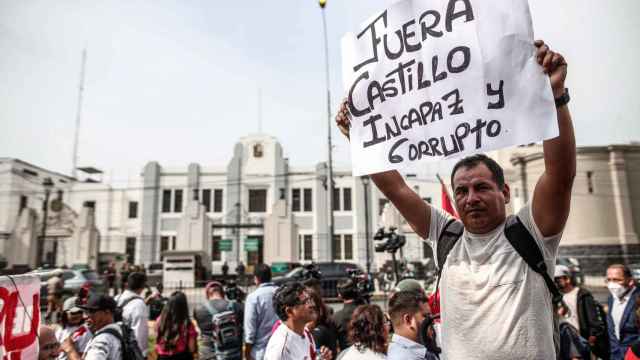 Manifestantes en contra del destituido presidente Pedro Castillo se reúnen a las afueras de la Prefectura de Lima.