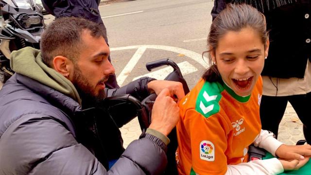 Borja Iglesias firma la camiseta de una fan.