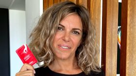 Alicia Zurita, sujetando un sobre de Lubets, un producto sexual que se vende en países del golfo Pérsico.