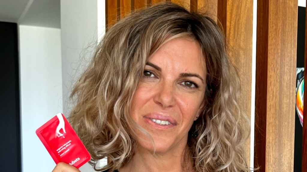 Alicia Zurita, sujetando un sobre de Lubets, un producto sexual que se vende en países del golfo Pérsico.
