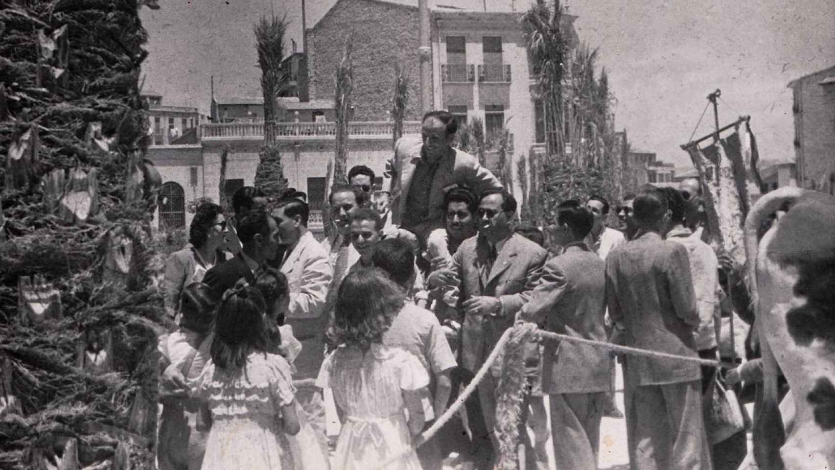 1946. Ramón Marco es paseado a hombros en las calles del Bº de Santa Isabel.