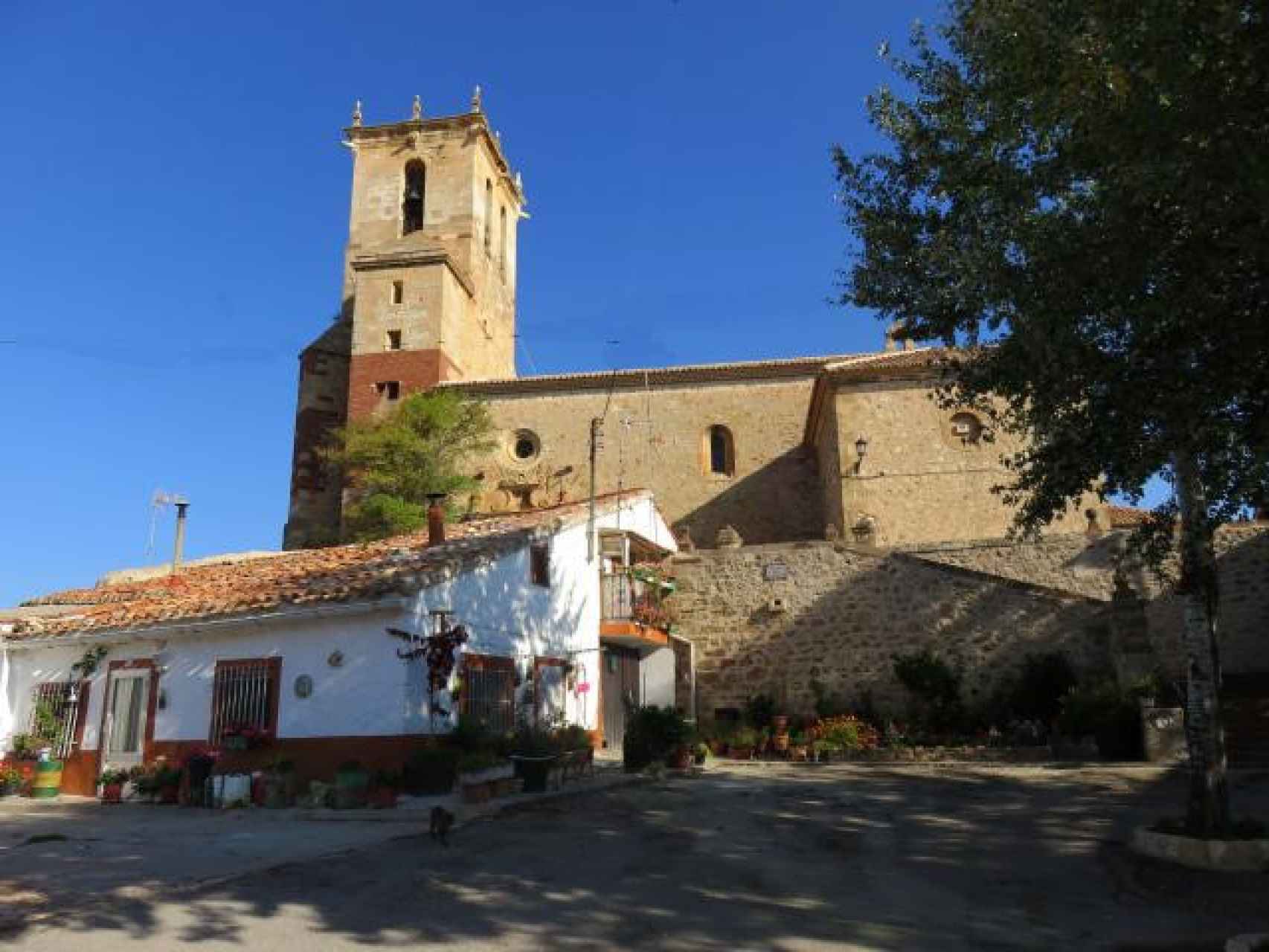 La iglesia de Alustante, en su entorno del barrio del Cerro.