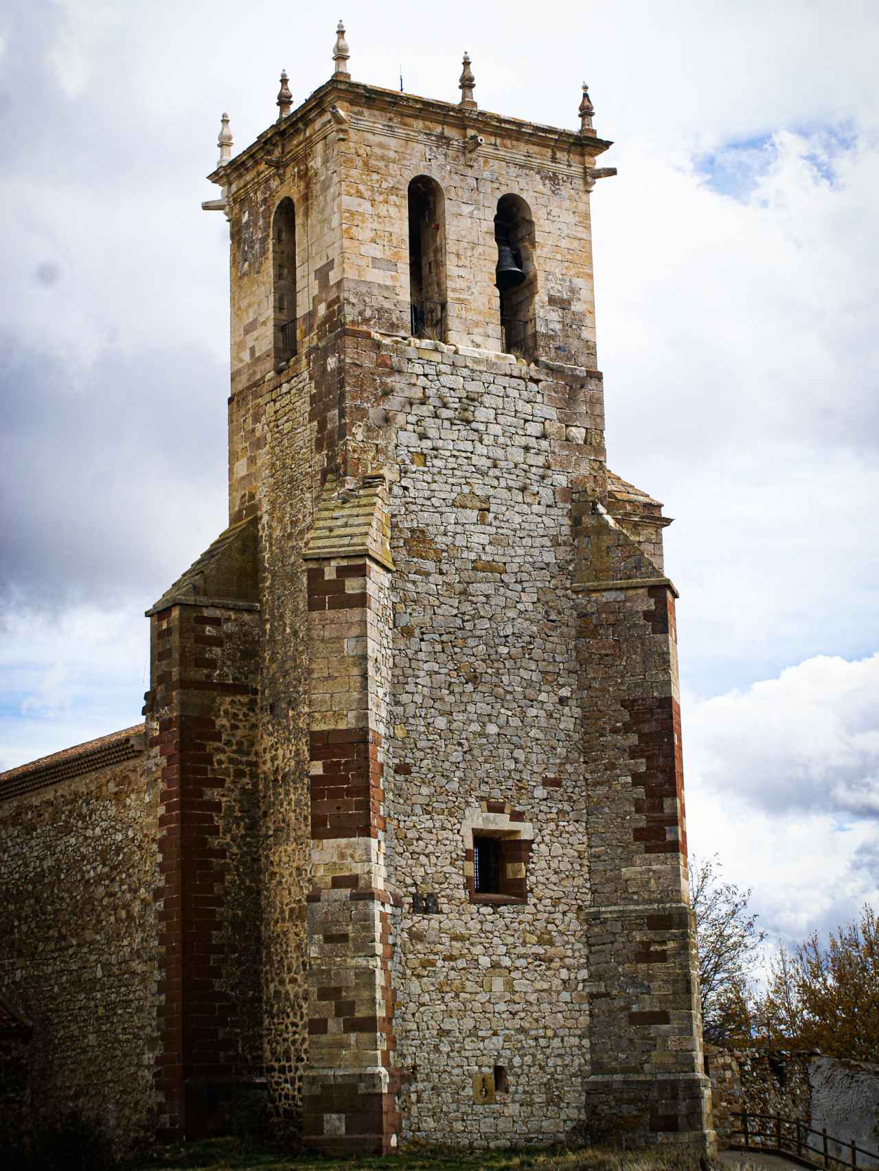 El torreón de la iglesia de Alustante.