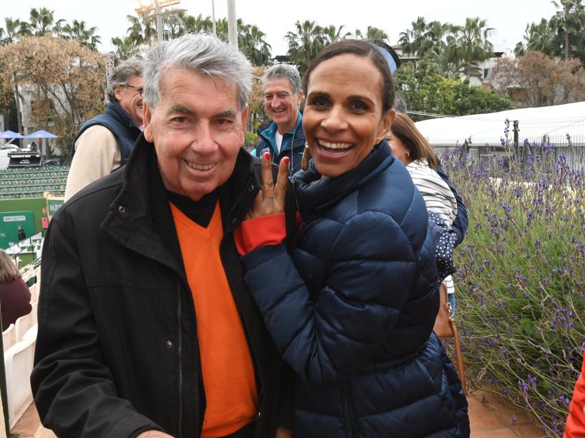 El matrimonio formado por Manolo Santana y Claudia Rodríguez, muy sonriente mirando a cámara, en marzo de 2019 durante un torneo de tenis.