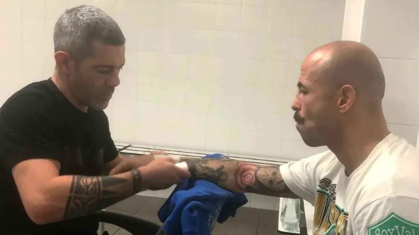 El exboxeador y entrenador Iván Ruiz Morote, preparando a un boxeador.