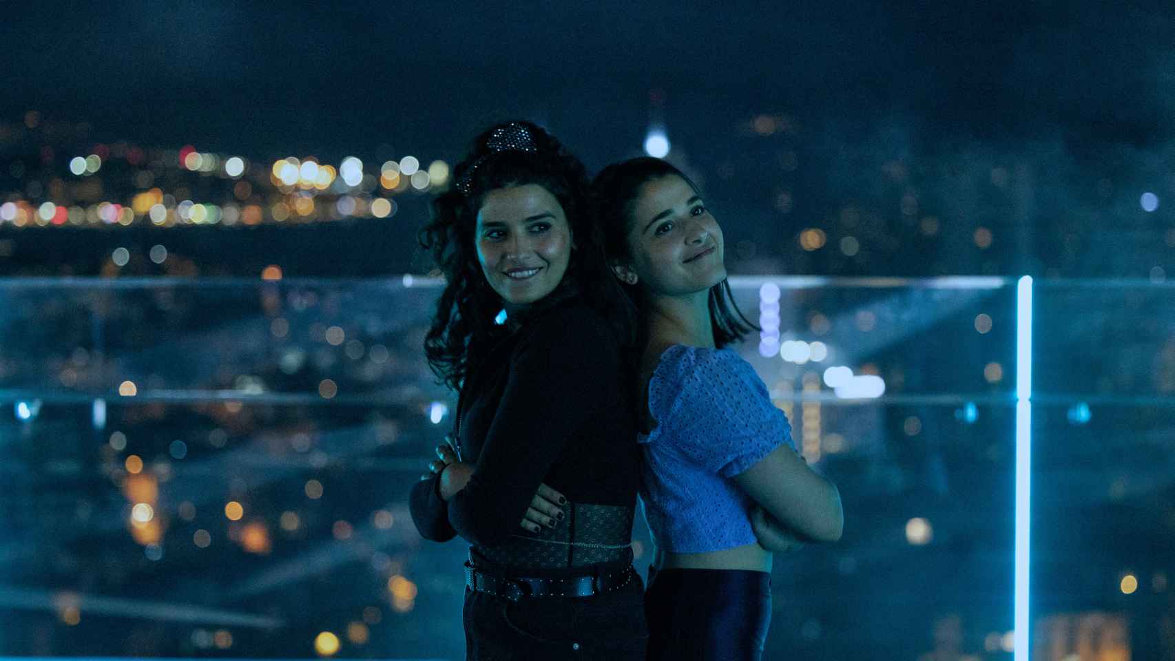 Manal Issa como Sara Mardini (izquierda) y Nathalie Issa como Yusra Mardini (derecha) en 'Las nadadoras'.