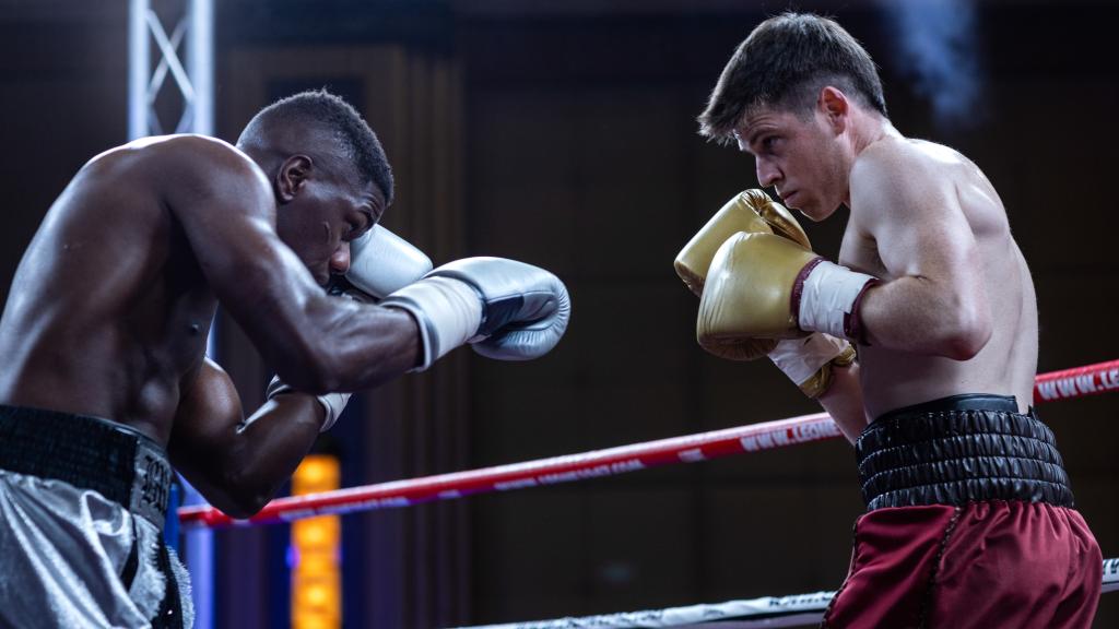 El actor Miguel Bernardeau, boxeando.