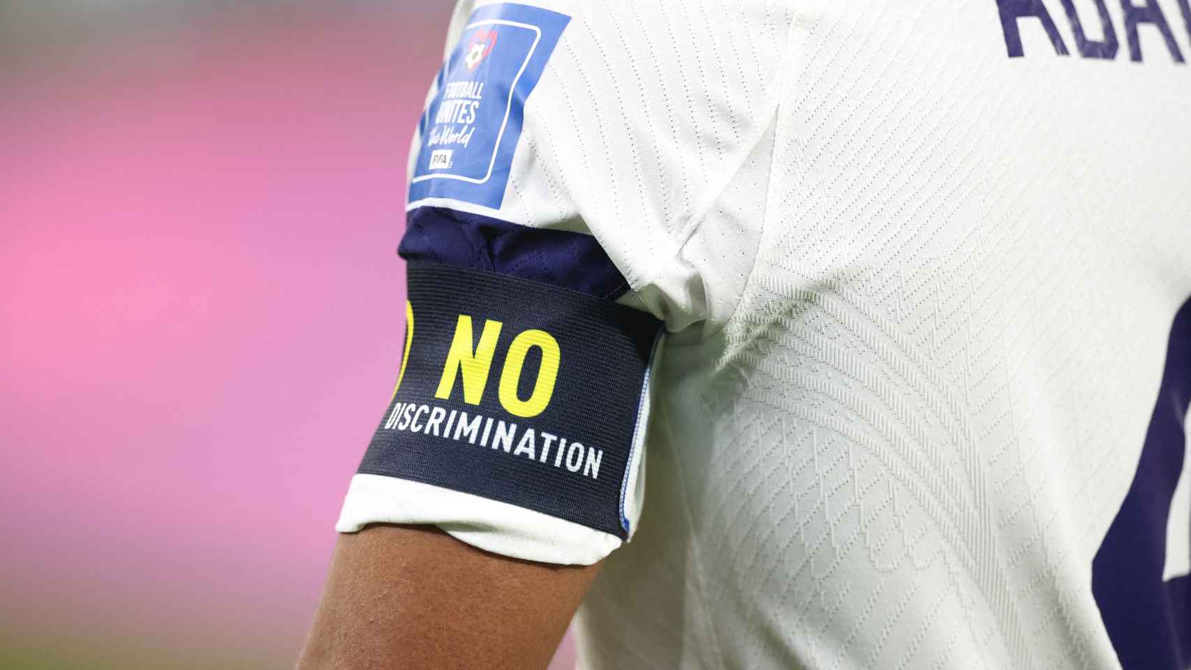Tyler Adams, de Estados Unidos, con el brazalete 'No Discrimination'.