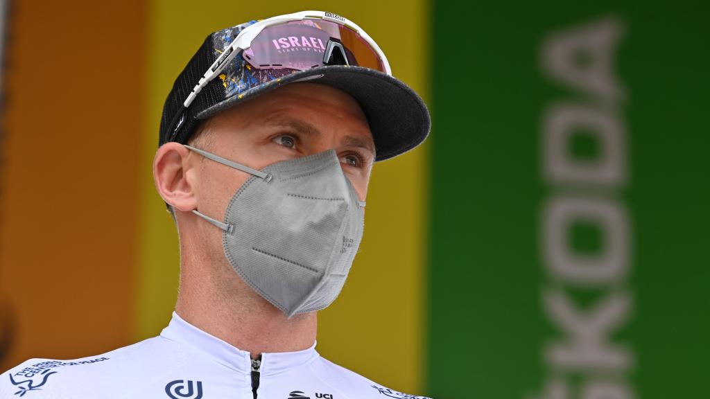 Froome luciendo una mascarilla durante el Tour de 2021.