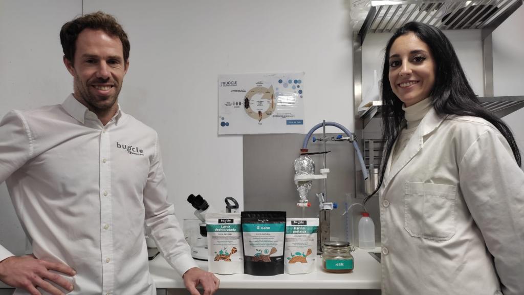 José Luis Bail (i) y la investigadora Natalia Vicien Becerra (d) en los laboratorios de Bugcle
