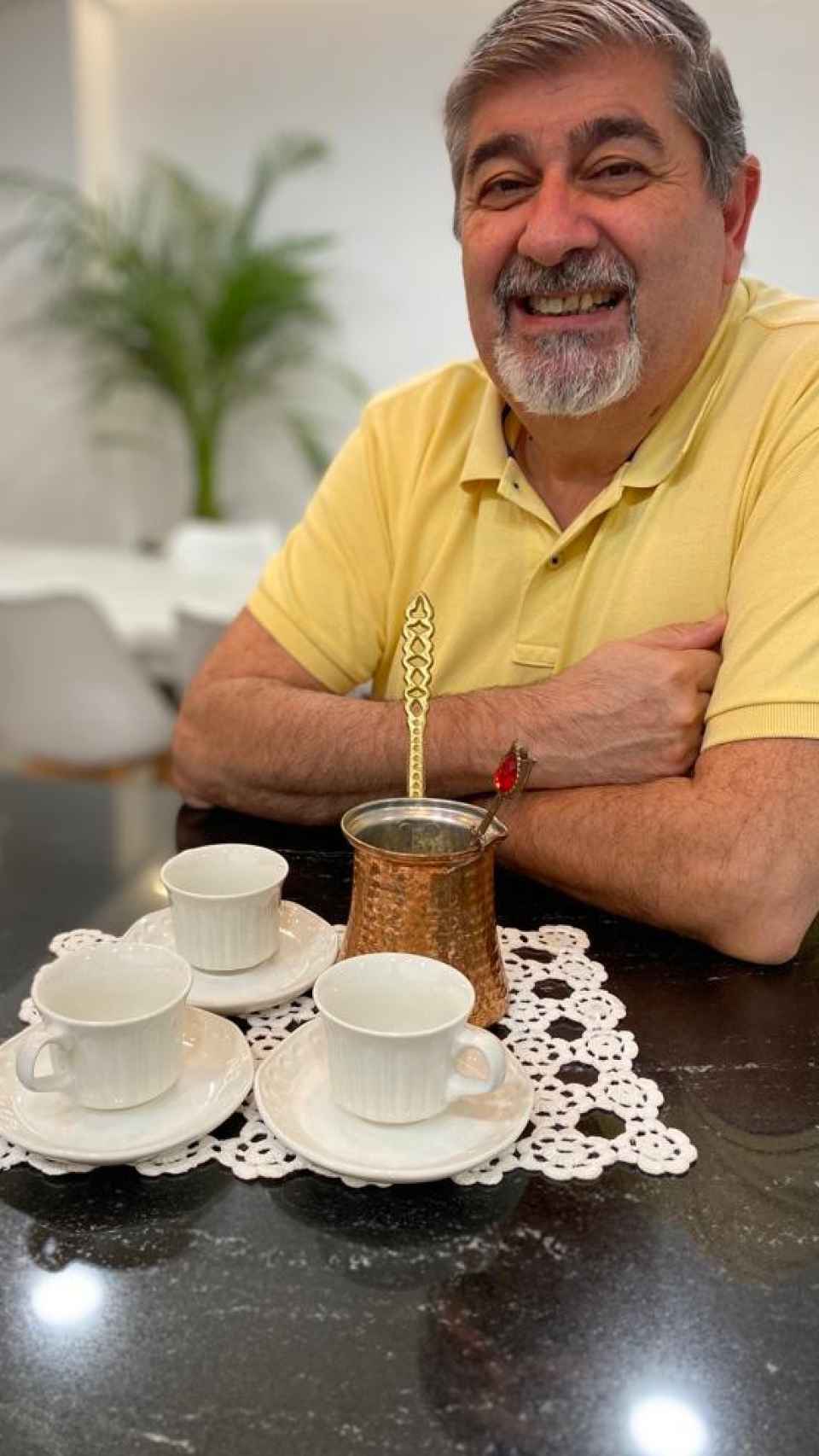 Juan Esteban utiliza una taza blanca y hace el café en un recipiente de cobre.