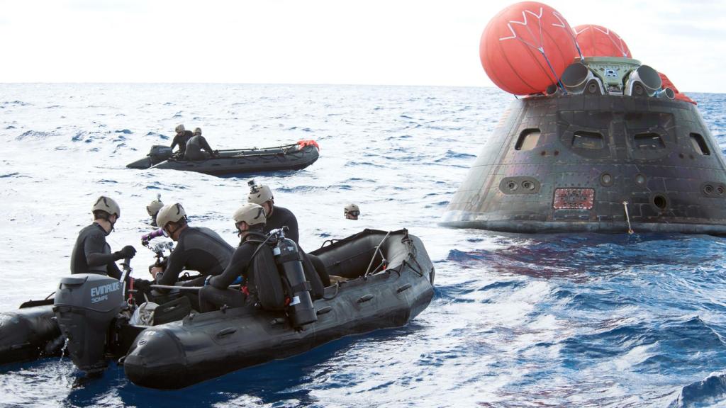 La Orión en pruebas previas para la recuperación de la nave.