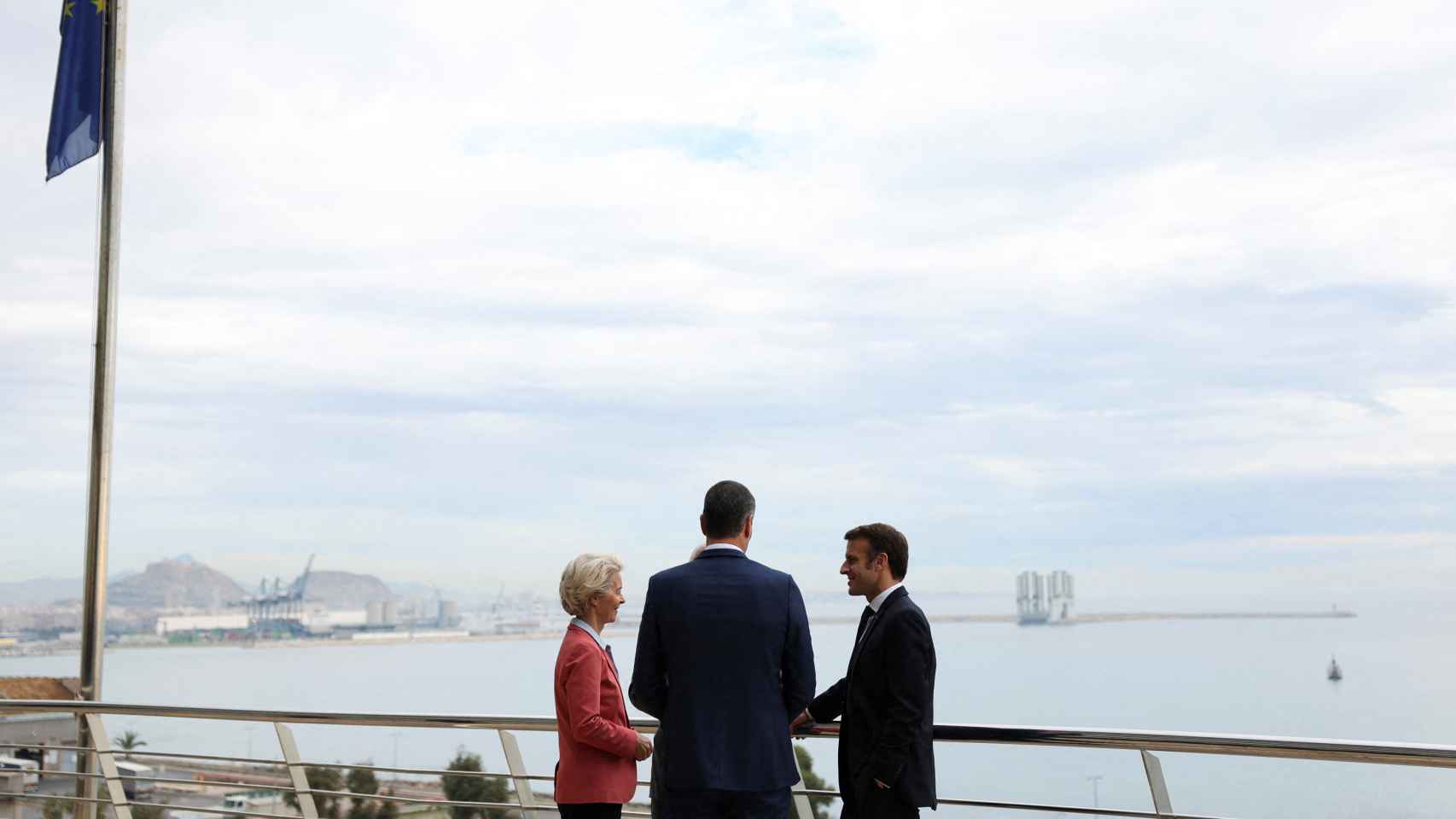 La presidenta de la Comisión Europea junto con los líderes de Francia, España y Portugal en la cumbre euromediterránea en Alicante.