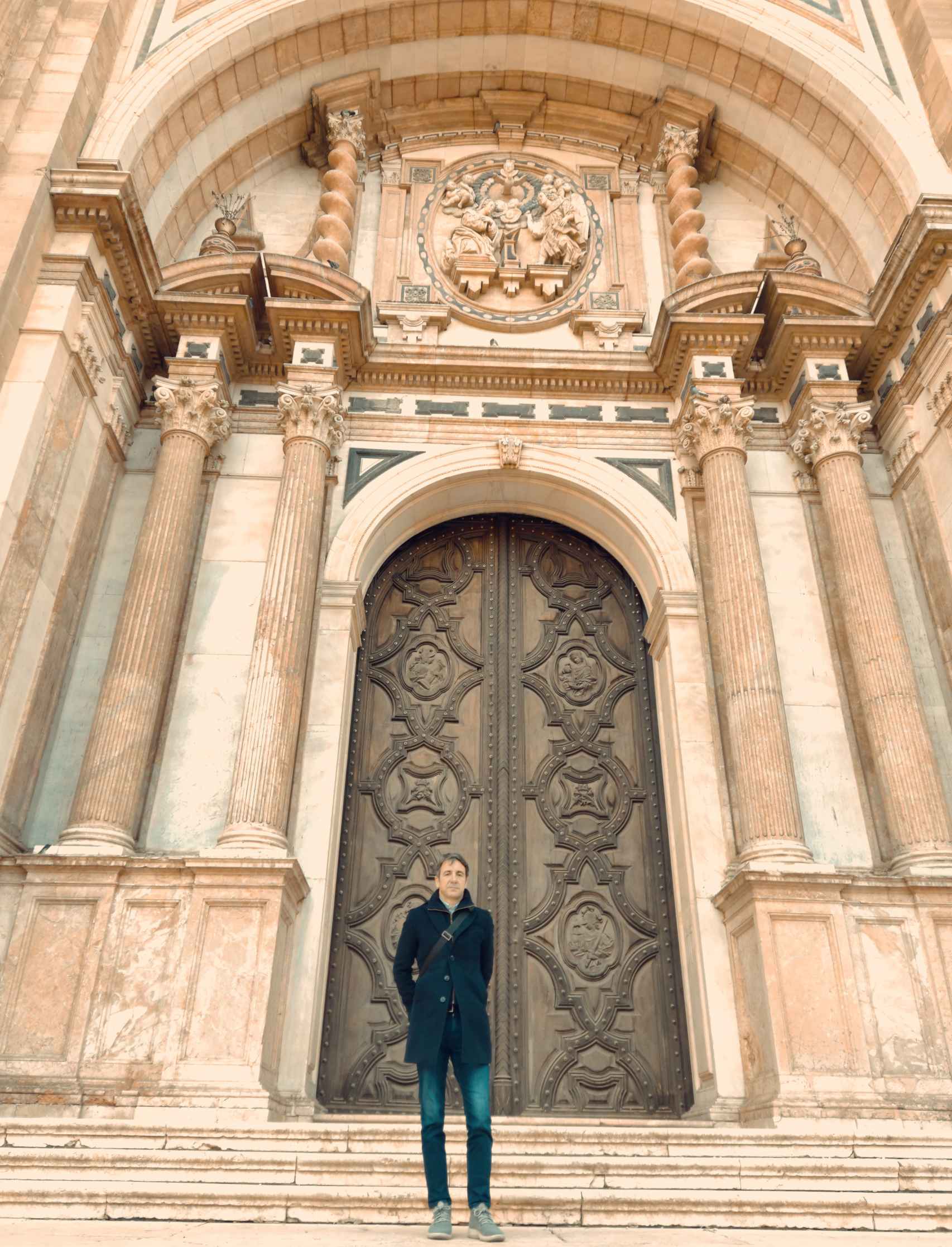 Sánchez La Chica, junto a una de las puertas de la Catedral de Málaga.