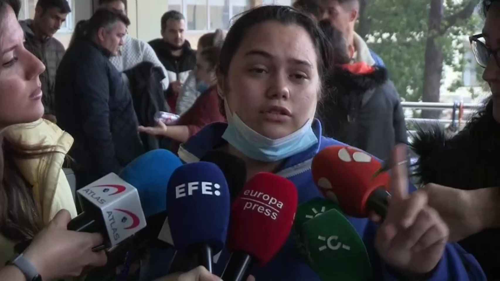 La madre de Daniel, María Rodríguez, habla con los periodistas a la entrada del Hospital Infantil Virgen del Rocío de Sevilla.