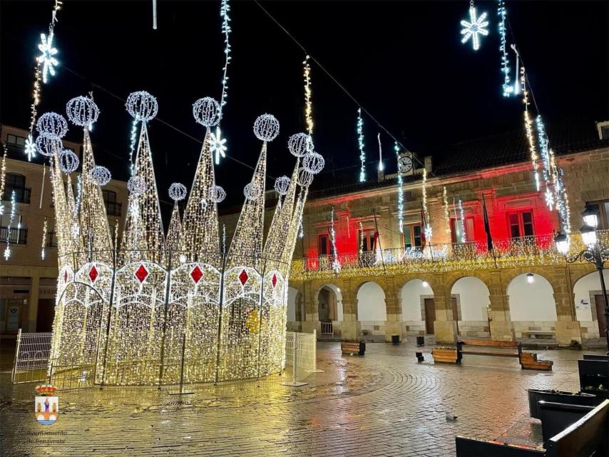 Imagen de Benavente con las luces de Navidad.