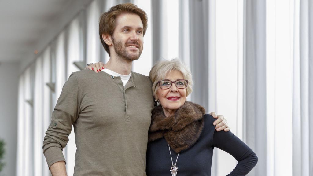 La actriz Concha Velasco junto a su hijo mayor, Manuel Martínez Velasco, en una fotografía tomada en Valladolid, en marzo de 2018.