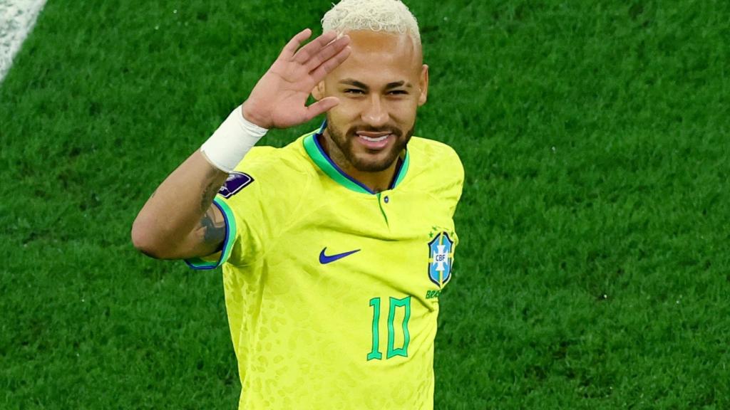 Neymar saluda a los aficionados en la grada