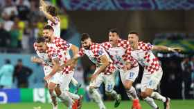 Los jugadores de Croacia celebran su victoria en cuartos de final contra Brasil