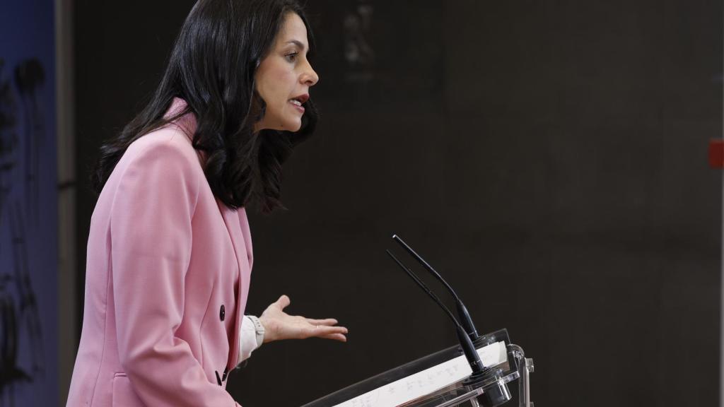 La líder de Ciudadanos, Inés Arrimadas, durante la rueda de prensa que ha ofrecido este viernes en el Congreso.