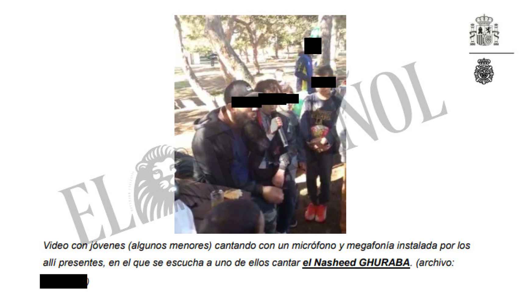 Imagen de otro de los detenidos haciendo entonar a una niña un cántico proyihadista, incluida en el sumario del caso.