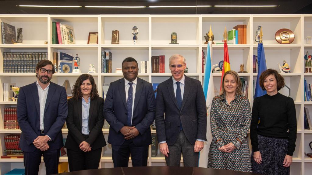 De izquierda a derecha: Emilio Bruquetas, Director General de Reganosa; Natalia Barreiro, Directora del Complejo Industrial de Repsol en a Coruña; Tomás Malango, Director de Hidrógeno de Repsol; Francisco Conde López, Vicepresidente primeiro y Conselleiro de Economía, Industria e Innovación de la Xunta de Galicia; Paula Uría, Secretaria Xeral de Industria de la Xunta de Galicia; y Silvia Sanjoaquín, Directora de Nuevos Negocios en Naturgy