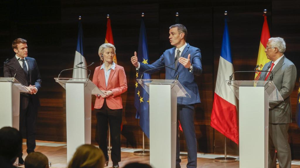 Los presidentes del Gobierno de España, Pedro Sanchez (2º dcha), Francia, Emmanuel Macron, (izq) y Portugal, Antonio Costa, (dcha) junto a la presidenta de la Comisión Europea, Ursula von der Leyen.