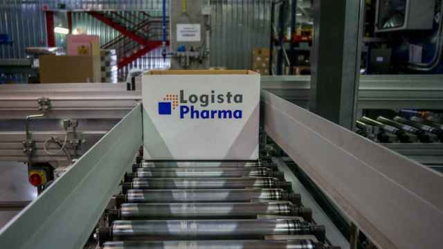 Una caja con vacunas en las instalaciones del Centro Logista Pharma en Leganés, Madrid.