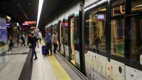 Un grupo de viajeros del Metro de Málaga.