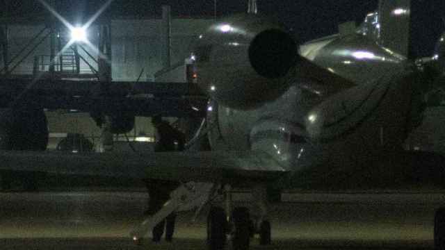 Brittney Griner baja del avión en San Antonio, Texas, tras su liberación este jueves.