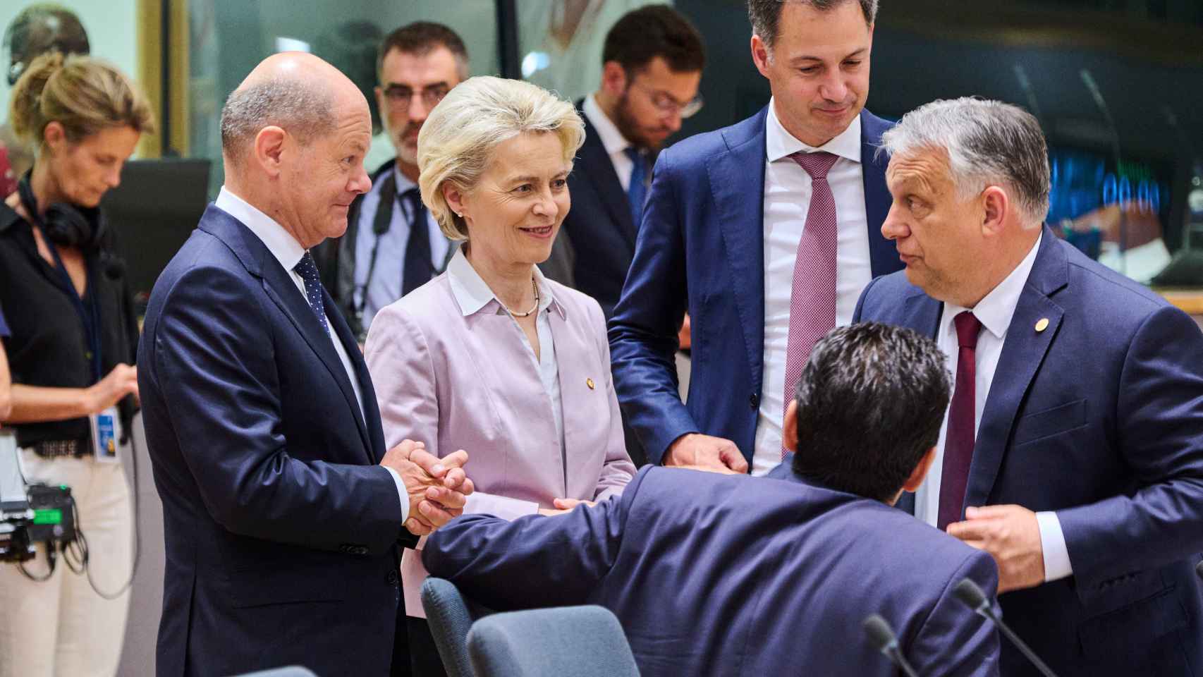 El canciller Olaf Scholz, la presidenta Ursula von der Leyen y el primer ministro húngaro, Viktor Orbán, durante una reunión del Consejo Europeo