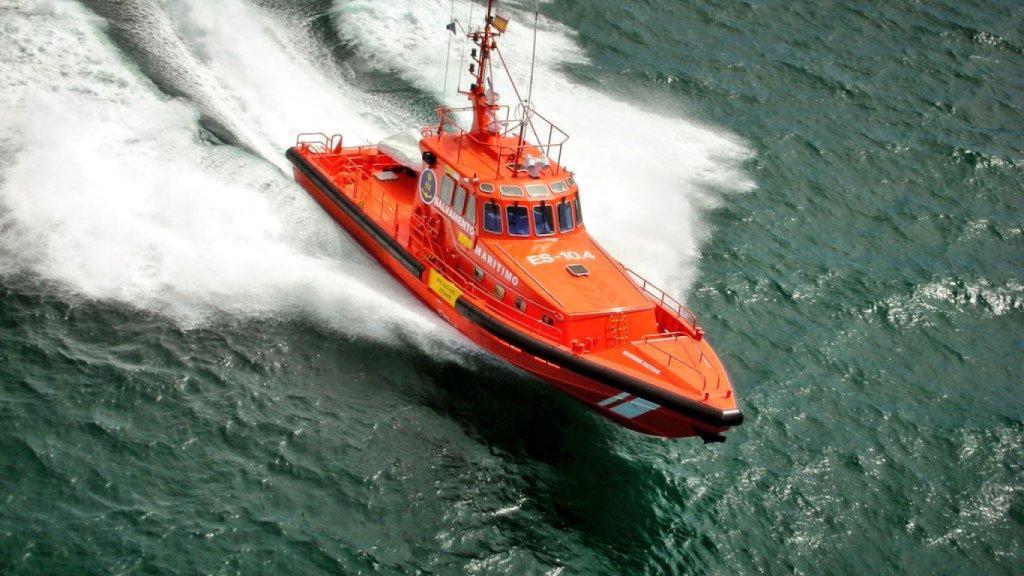 Dos tripulantes de una planeadora volcada son rescatados en Porto do Son (A Coruña)