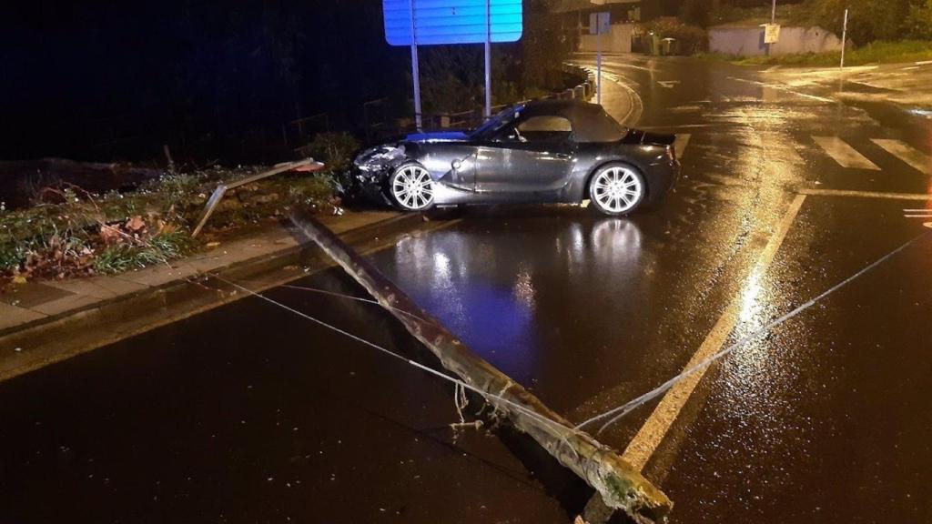 Un conductor ebrio choca contra una señal y un poste en Lugo y lo achaca a un ataque de tos