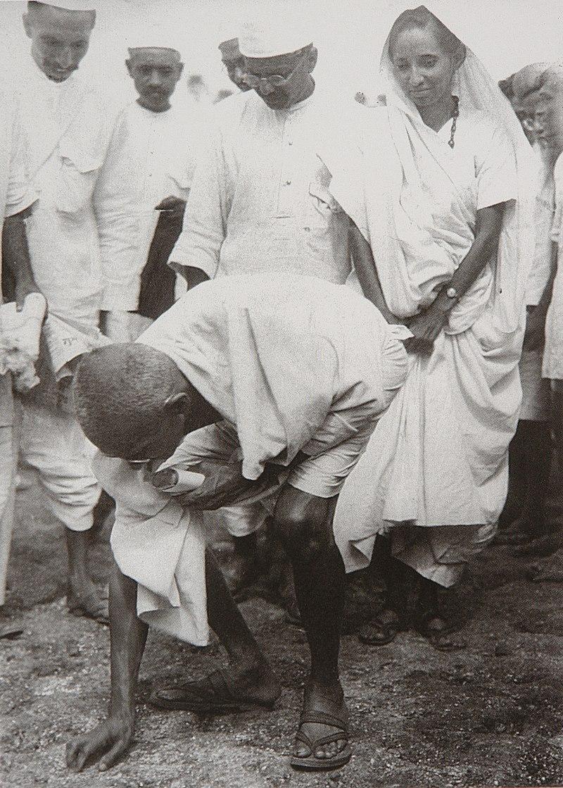 Gandhi recogiendo un puñado de sal al final de la marcha. https://es.wikipedia.org 