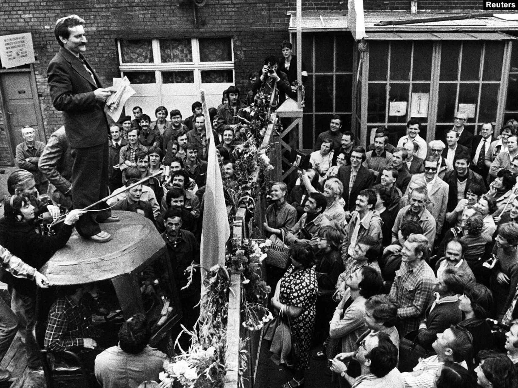 Lech Walesa, a la izquierda, el 8 de agosto de 1980 en las protestas del astillero.