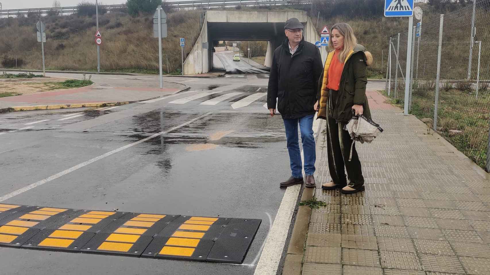 Jesús Hernández y Marta Labrador visitan las instalaciones de reductores de velocidad en la zona del túnel de Aldebarán