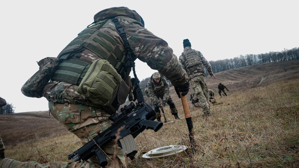 Varios efectivos de SOF Azov Járkov antes de uno de los entrenamientos que realizan