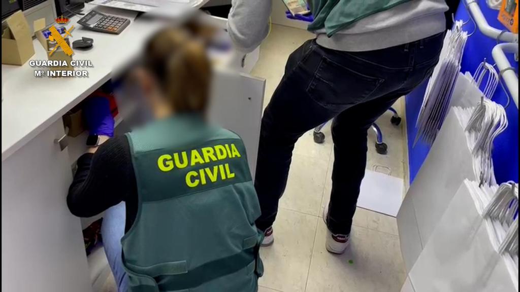 Los agentes de la Guardia Civil durante uno de los siete registros realizados por esta red de estafas.