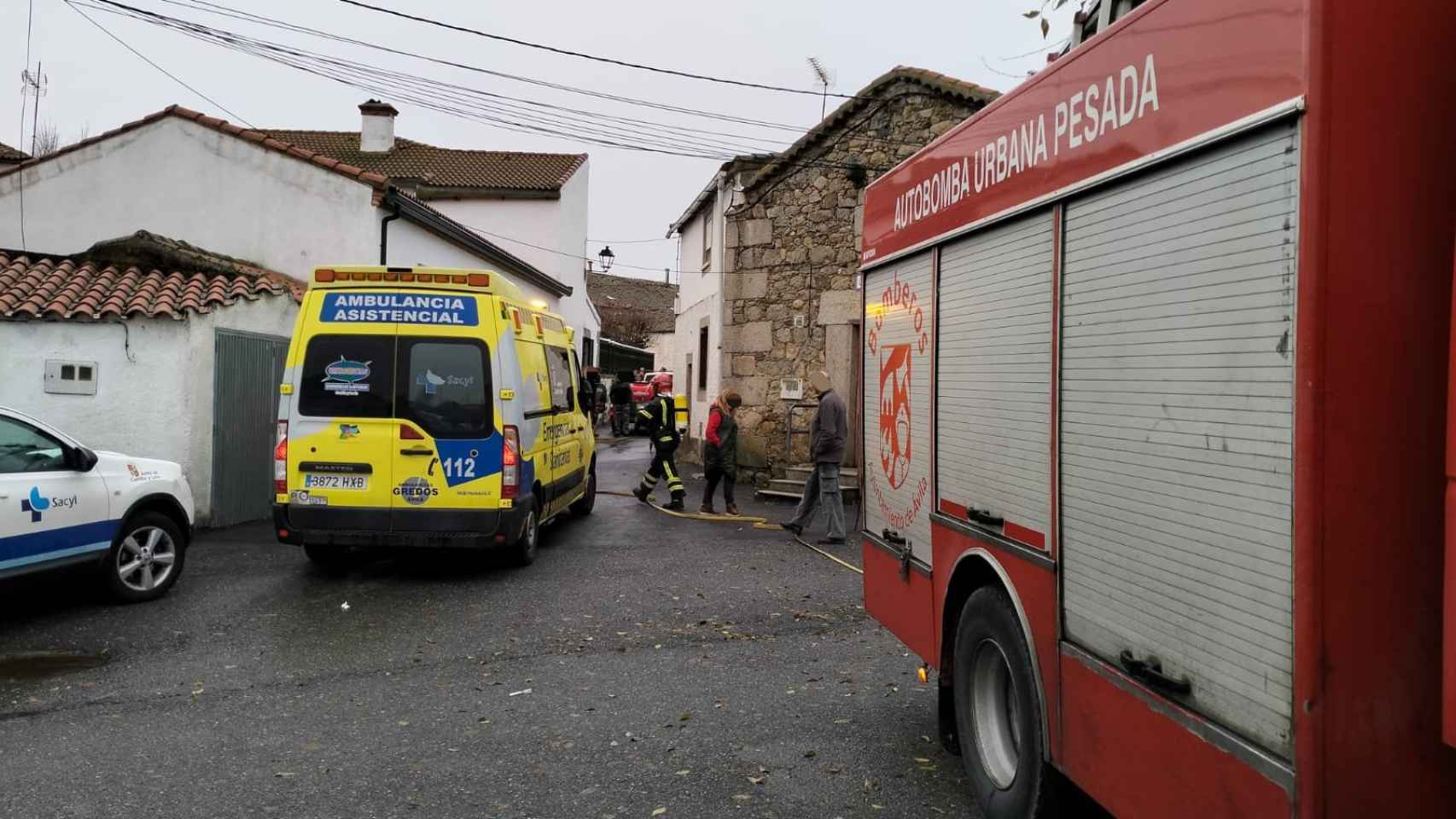 Los servicios de emergencia y bomberos acuden a la vivienda  de Pascualcobo