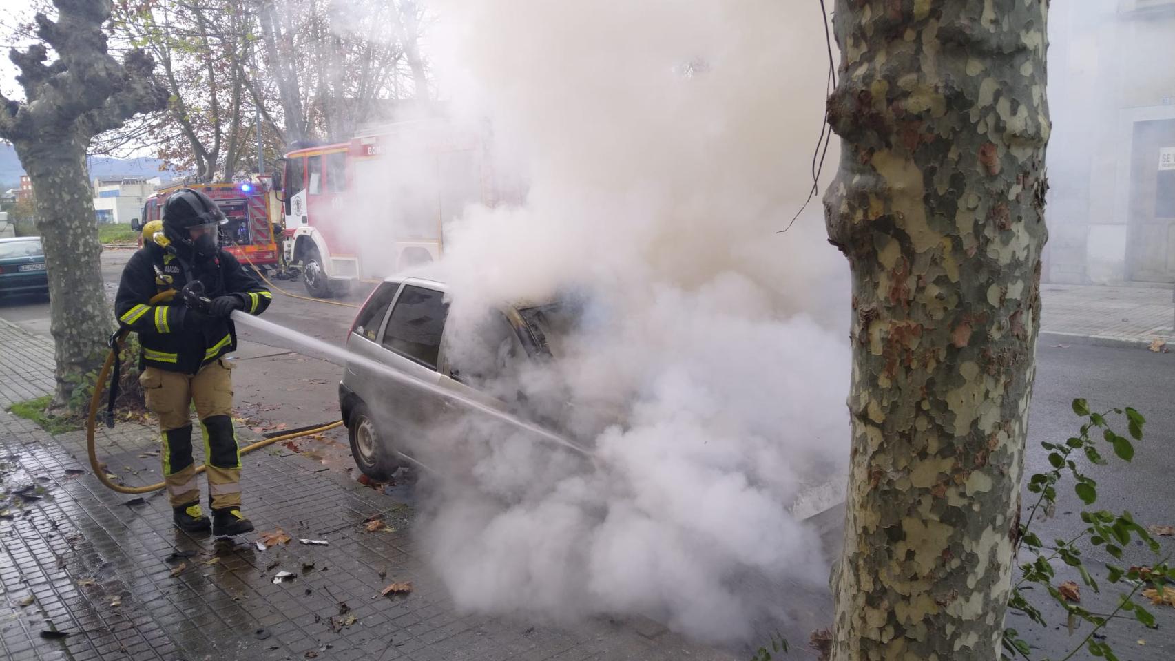Los bomberos sofocan el incendio de un coche en Ponferrada