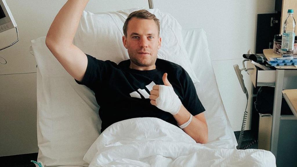 Manuel Neuer, operado tras romperse la pierna esquiando