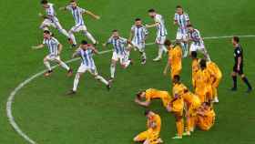 Los jugadores de Argentina celebran el pase frente a los futbolistas de Países Bajos.