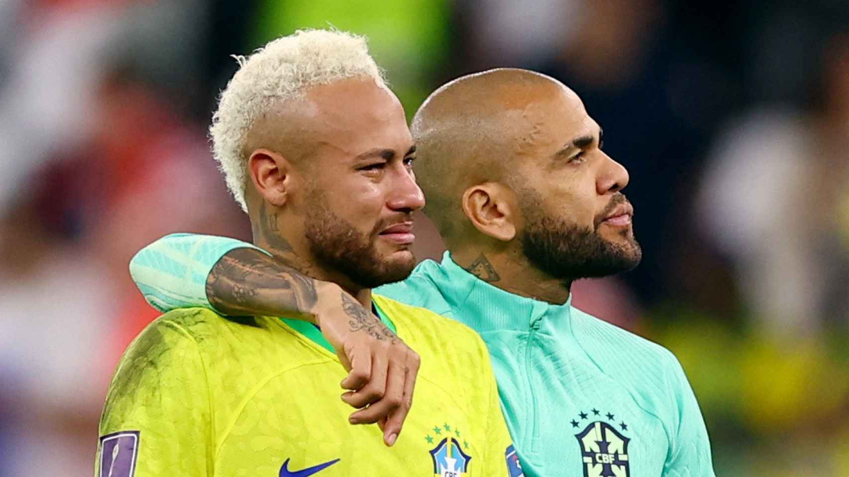 Neymar, desconsolado, junto a Dani Alves tras la eliminación del Mundial de Qatar