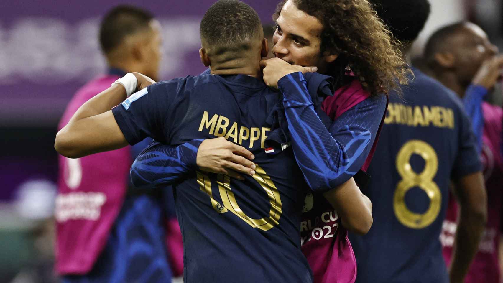 Mbappé, felicitado por el pase de Francia.