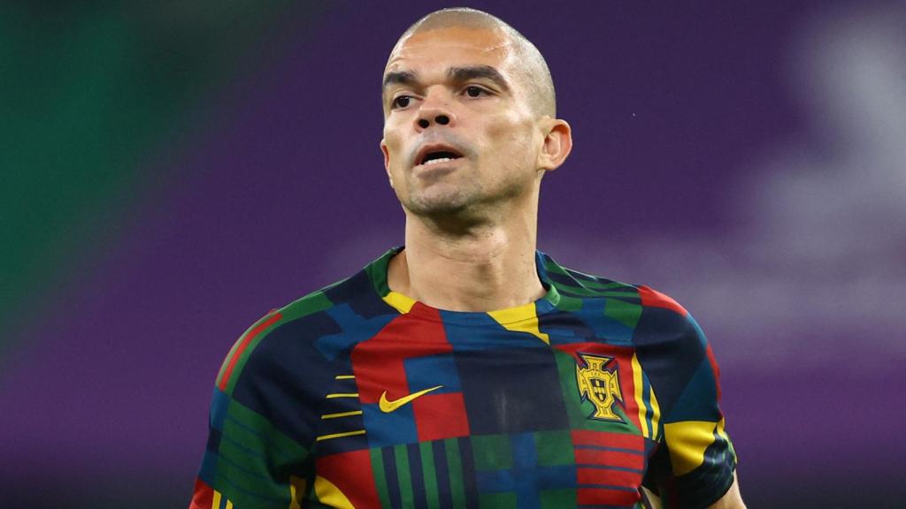 Pepe durante el calentamiento previo al Marruecos - Portugal