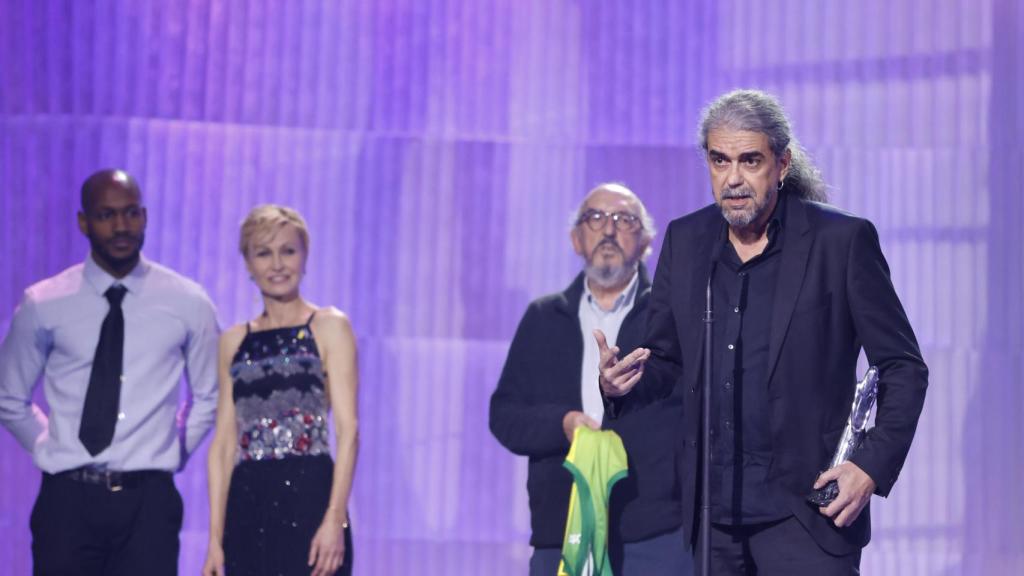 Fernando León de Aranoa recoge el galardón que reconoce a 'El buen patrón' como la Mejor Comedia en los Premios del Cine Europeo. Foto: Academia del Cine Europeo