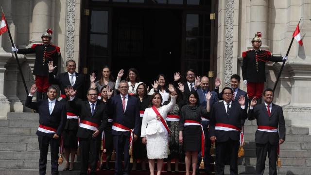 La presidenta de Perú, Dina Boluarte, junto con el resto de su Ejecutivo