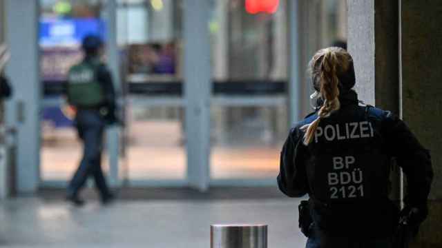 La Policía alemana acordona el centro comercial de Dresde donde un hombre armado ha tomado a varios rehenes.